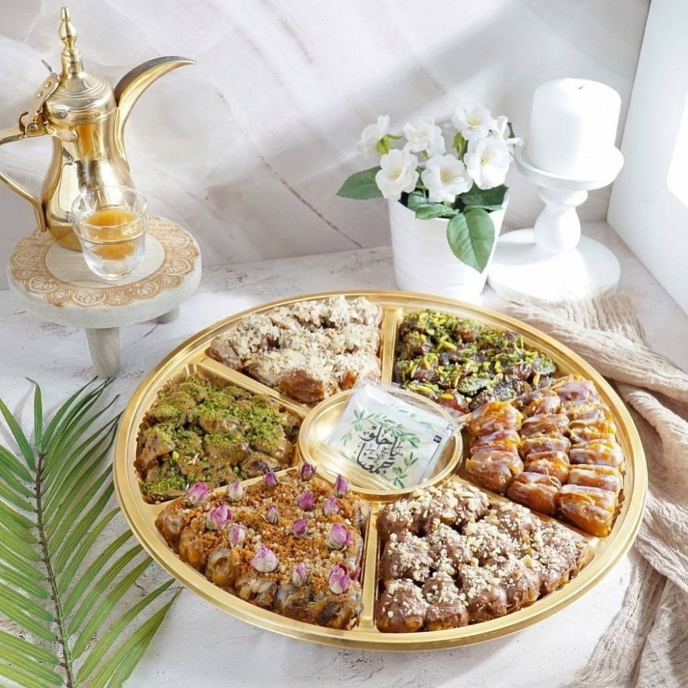 علب بلاستيك ذهبيه مقسمه